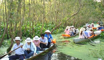 Visitors travel to the Mekong Delta. A new national tourist promotion offers discount vouchers to visitors (Photo: Vietnamnet) Visitors travel to the Mekong Delta. A new national tourist promotion offers discount vouchers to visitors (Photo: Vietnamnet)